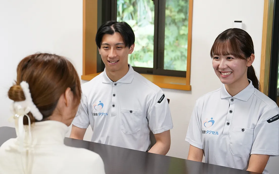 ゴミ屋敷タクセルのスタッフがお客様と商談している画像