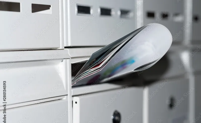 ポストにチラシが入っている画像