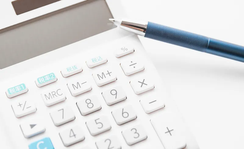 ボールペンと電卓の画像